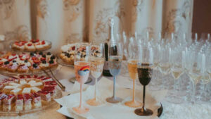 Scopri di più sull'articolo Consigli per un buffet di matrimonio impeccabile: personale, menù, disposizione dei tavoli e decorazioni