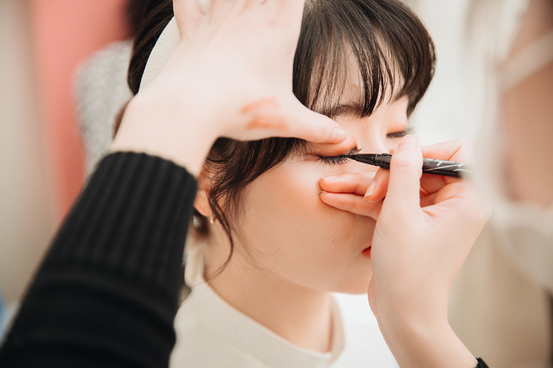 Al momento stai visualizzando Preparazione della sposa: l’importanza di scegliere professionisti per trucco e acconciatura